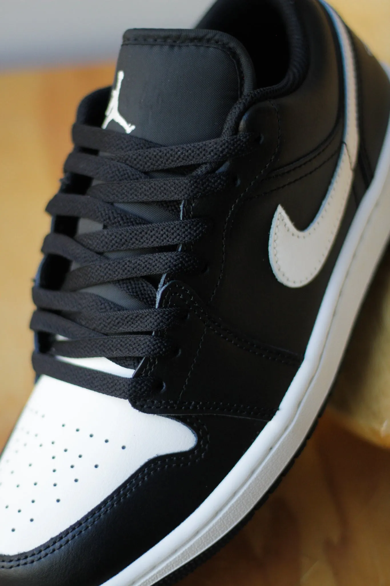 AIR JORDAN 1 LOW "BLACK/SUMMIT WHITE"