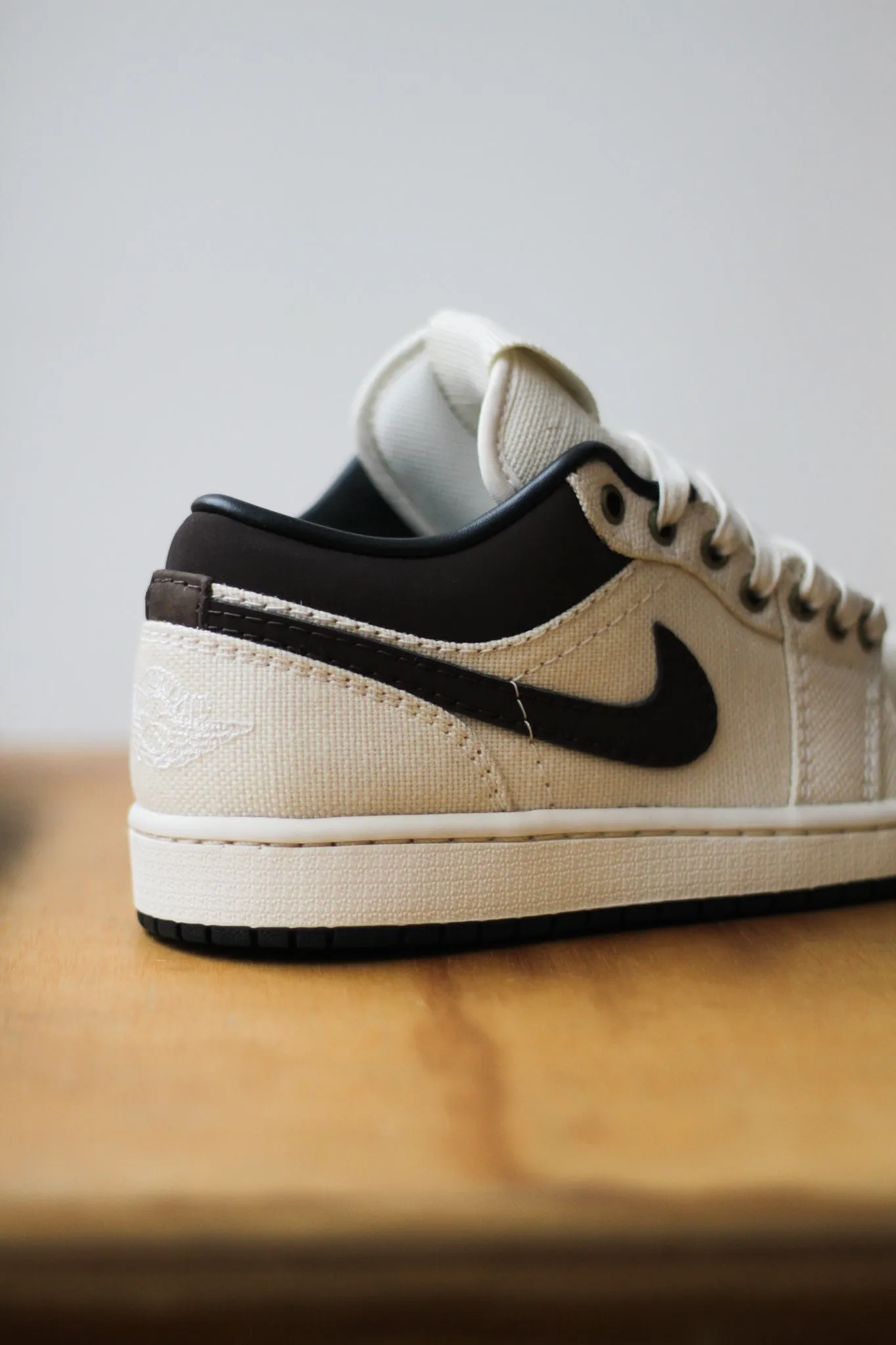 AIR JORDAN LOW PRM "PALE IVORY/BAROQUE BROWN-OFF NOIR"