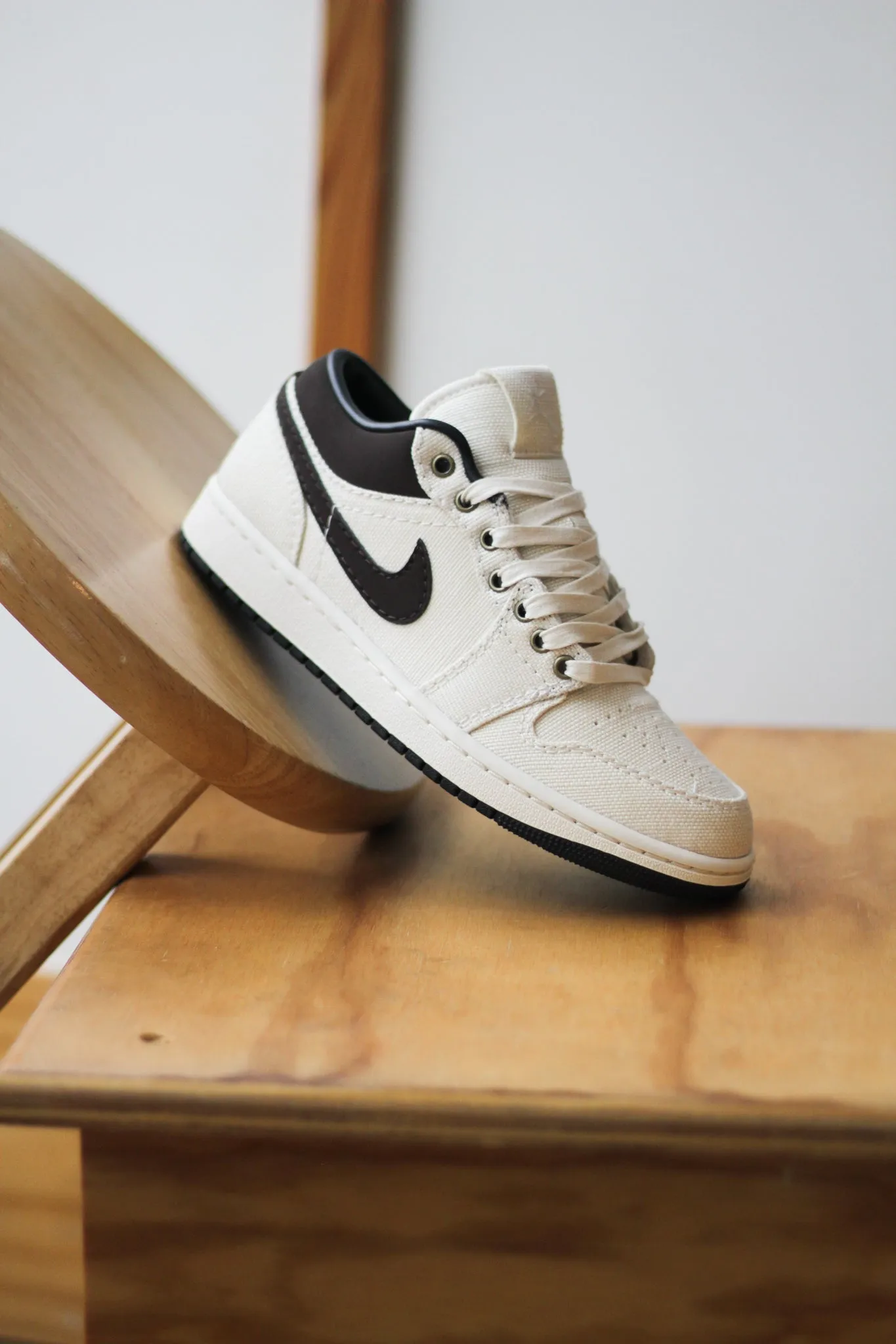 AIR JORDAN LOW PRM "PALE IVORY/BAROQUE BROWN-OFF NOIR"